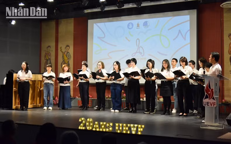 Некоторые художественные номера в исполнении молодых членов UEVF. Фото: Минь Зюи Некоторые художественные номера в исполнении молодых членов UEVF. Фото: Минь Зюи