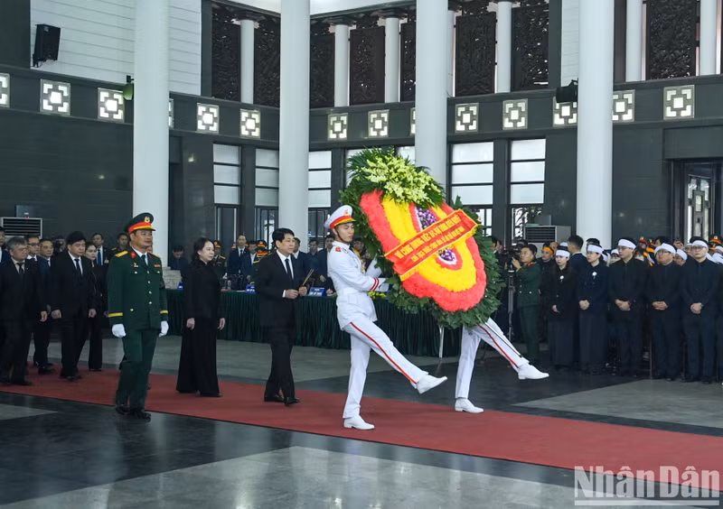 Делегация Президента СРВ во главе с Президентом Лыонг Кыонгом чтит память генерала армии Нгуен Куета. Делегация Президента СРВ во главе с Президентом Лыонг Кыонгом чтит память генерала армии Нгуен Куета.