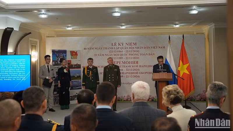 Посол Вьетнама в России Данг Минь Кхой выступает на мероприятии.