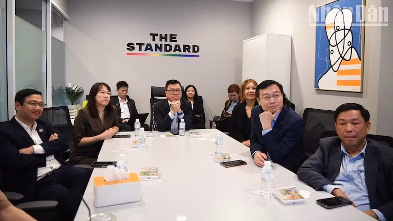 Делегация СЖВ посещает редакцию газеты «The Standard». Делегация СЖВ посещает редакцию газеты «The Standard».