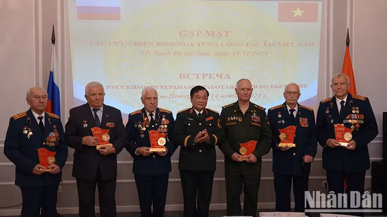Генерал-полковник Хоанг Суан Тьиен вручает подарки российским ветеранам в Санкт-Петербурге. Фото: Суан Хынг Генерал-полковник Хоанг Суан Тьиен вручает подарки российским ветеранам в Санкт-Петербурге. Фото: Суан Хынг