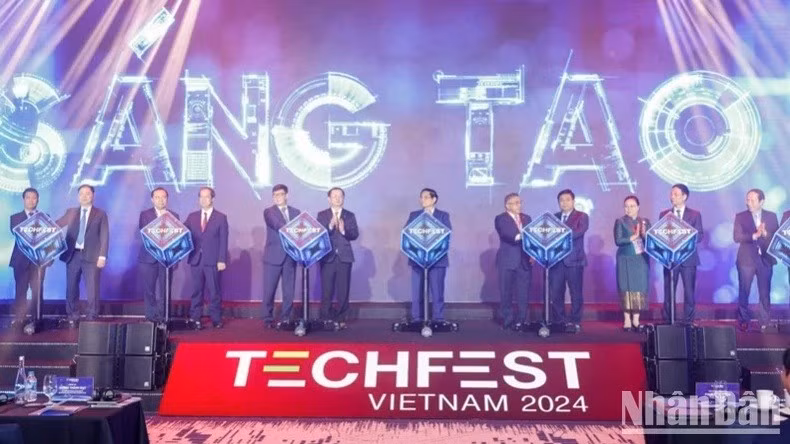Премьер-министр Фам Минь Тьинь и делегаты на церемонии открытия Techfest 2024 года. Фото: Чан Хай Премьер-министр Фам Минь Тьинь и делегаты на церемонии открытия Techfest 2024 года. Фото: Чан Хай