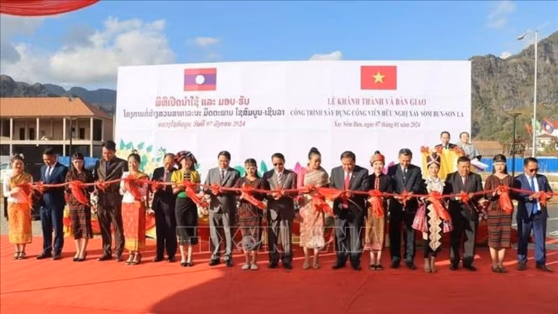 Разрезание ленты в знак открытия парка дружбы. Фото: qdnd.vn