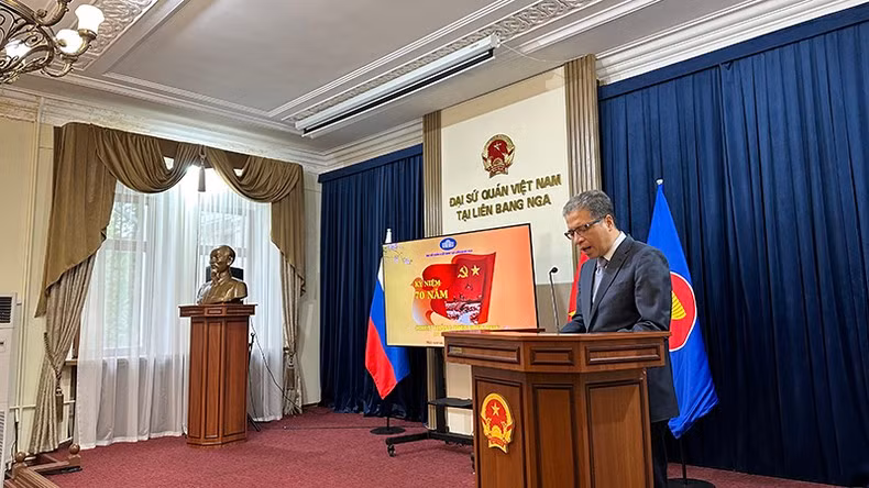 Посол Вьетнама в России Данг Минь Кхой выступает на церемонии. Фото: Тхюи Ван Посол Вьетнама в России Данг Минь Кхой выступает на церемонии. Фото: Тхюи Ван