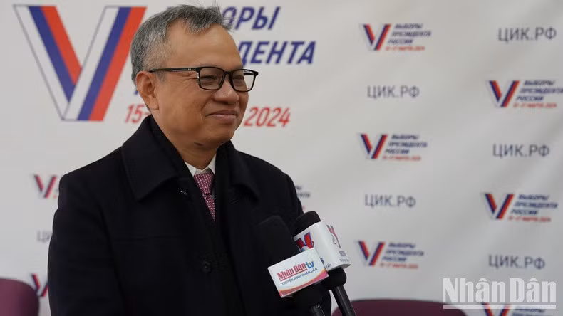 Заместитель председателя Комитета по внешним связям НС Вьетнама Нгуен Мань Тиен дает интервью корреспонденту газеты «Нянзан». Фото: Суан Хынг