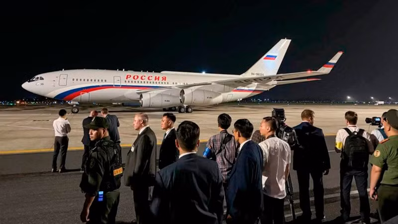 Самолет Ил-96 российского руководителя приземлился в международном аэропорту Нойбай в Ханое. Фото: ТАСС