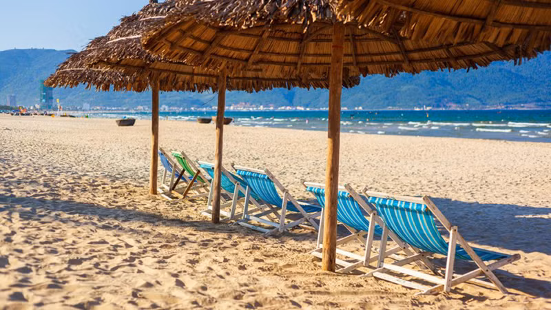 Уголок релаксации на пляже Микхэ. Фото: Expedia