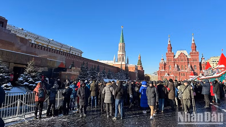 Большое количество людей выстроилось в очередь, чтобы отдать дань уважения В.И. Ленину. Фото: Тхюи Ван