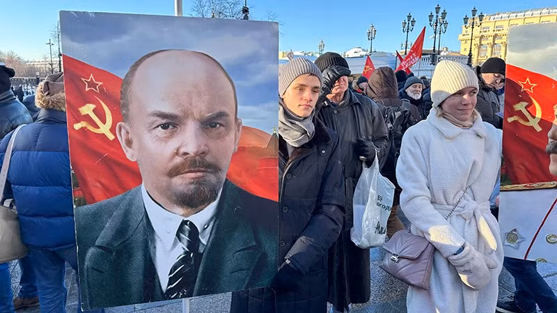 Многие поколения россиян выражают искреннюю благодарность В.И. Ленину. Фото: Тхюи Ван