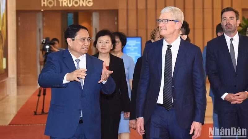 Премьер-министр Вьетнама Фам Минь Тьинь и Генеральный директор Apple Тим Кук. Фото: Чан Хай