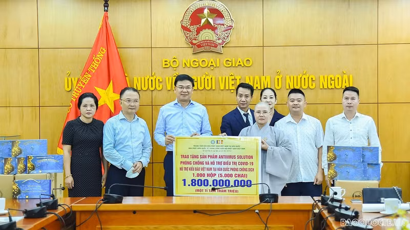 Замминистра Фам Куанг Хиеу принимает продукты. Фото: baoquocte.vn