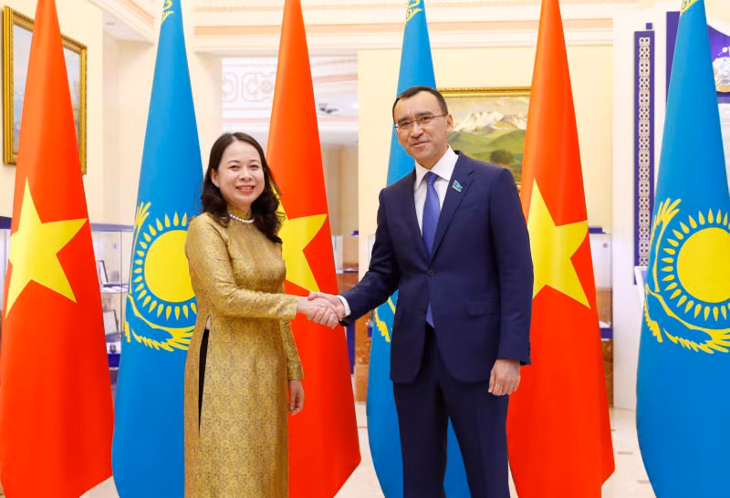 Вице-президент Во Тхи Ань Суан и Председатель Сената Парламента Казахстана Маулен Ашимбаев. Фото: МИД Вьетнама