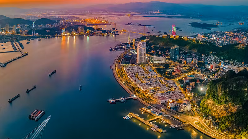Вид на город Халонг. Фото: vietnamplus.vn
