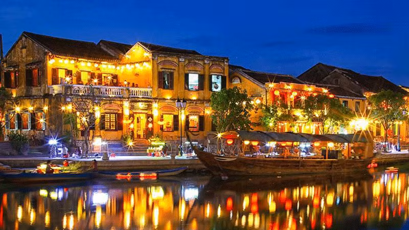 Древний город Хойан ночью. Фото: baobacgiang.com.vn