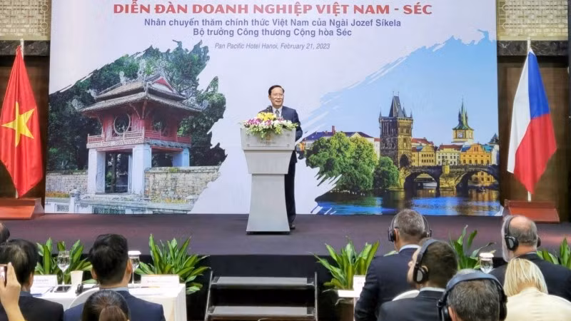 Руководитель VCCI выступает на бизнес-форуме.