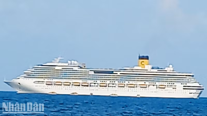 Фукуок встретил итальянский круизный лайнер «Costa Serena», на борту которого находятся 1056 членов экипажа и 3500 международных туристов.