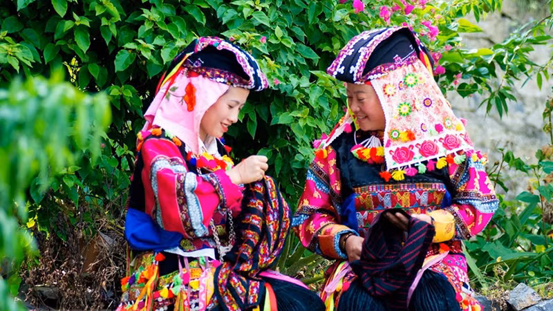 Женщины народности Лоло сами вышивают себе костюмы.