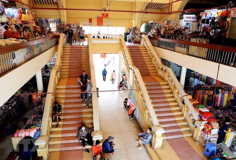 Лестницы на второй этаж позволяют создать пространство внутри рынка Биньтэй.