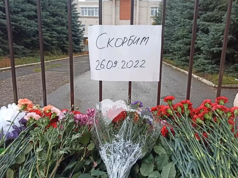 Местные жители выразили соболезнования погибшим при стрельбе в школе №88. Фото: nsk.kp.ru
