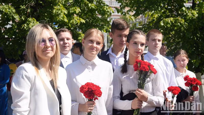 Молодёжь Ульяновска возлагает цветы к памятнику Хо Ши Мину. Фото: Суан Хынг