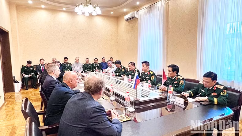 Генерал-полковник Хоанг Суан Тьиен проводит рабочую встречу с адмиралом Виктором Линой, Командующим Тихоокеанским флотом ВМФ России.