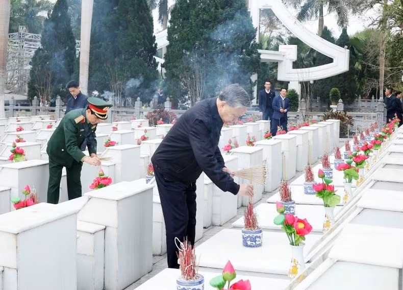 Генеральный секретарь ЦК КПВ То Лам воскуряет благовония на могилах павших бойцов на национальном кладбище павших бойцов Висуен. Генеральный секретарь ЦК КПВ То Лам воскуряет благовония на могилах павших бойцов на национальном кладбище павших бойцов Висуен.