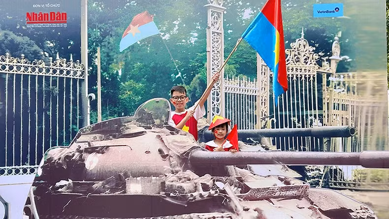 Братья Минь Нят и Нят Ань фотографируются на выставке.