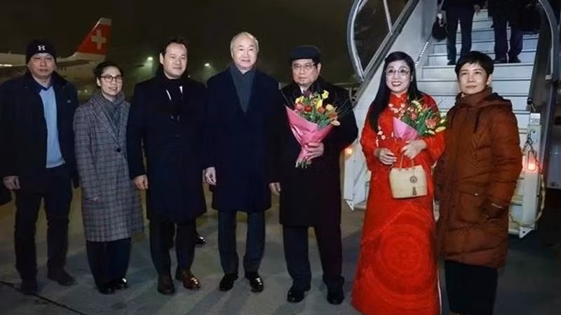 Премьер-министр Фам Минь Тьинь, его супруга и высокопоставленная делегация Вьетнама приземляются в аэропорту Цюриха 20 января вечером (по местному времени). Фото: ВИA