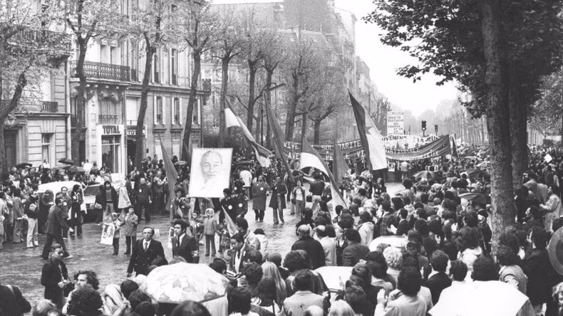 6 мая 1975 года вьетнамцы во Франции устроили шествие в Париже в честь полного освобождения Южного Вьетнама и воссоединения страны под аплодисменты французских друзей. Фото: Ле Тан Суан 6 мая 1975 года вьетнамцы во Франции устроили шествие в Париже в честь полного освобождения Южного Вьетнама и воссоединения страны под аплодисменты французских друзей. Фото: Ле Тан Суан
