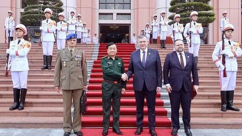 Генерал-полковник Хоанг Суан Тьиен и Заместитель министра обороны Польши Павел Бейда. Генерал-полковник Хоанг Суан Тьиен и Заместитель министра обороны Польши Павел Бейда.
