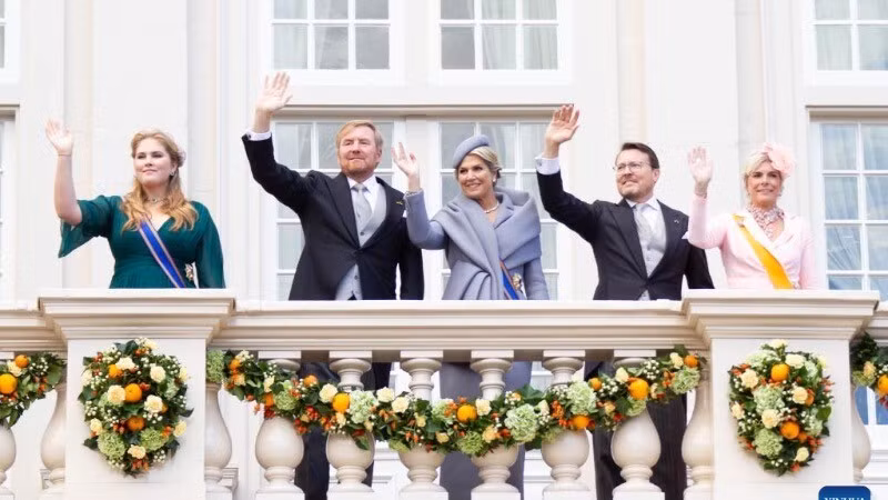 Принцесса Катарина-Амалия, Король Виллем-Александр, Королева Максима, Принц Константин и Принцесса Лаурентин (слева направо) приветствуют народ с балкона дворца Нордейнде в Гааге (Нидерланды), 20 сентября 2022 года. Фото: Синьхуа