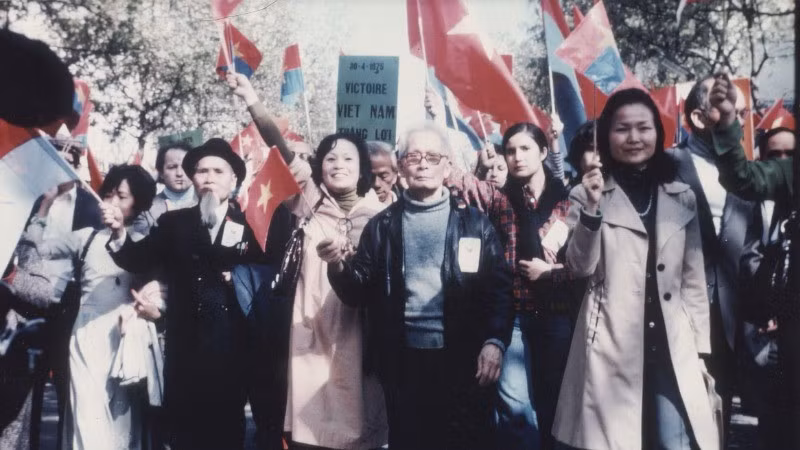 30 апреля 1975 года вьетнамцы вышли на шествие по улицам Парижа, неся транспаранты «Вьетнам победил». Фото: Ле Тан Суан