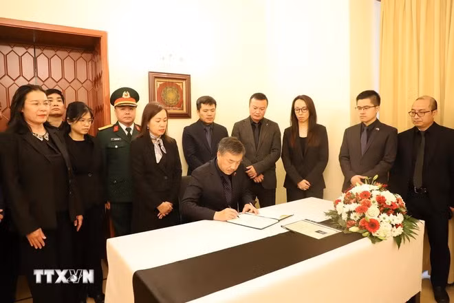 Посол Вьетнама в Чехии Зыонг Хоай Нам начинает церемонию внесения записей в траурную книгу. Фото: ВИА Посол Вьетнама в Чехии Зыонг Хоай Нам начинает церемонию внесения записей в траурную книгу. Фото: ВИА