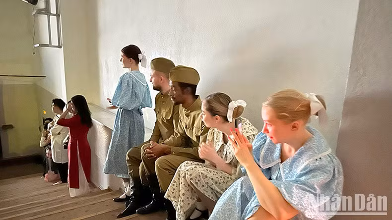 В программе также принимают участие иностранные студенты. Фото: Тхюи Ван В программе также принимают участие иностранные студенты. Фото: Тхюи Ван