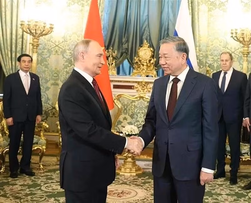 Генеральный секретарь ЦК КПВ То Лам (справа) и Президент России Владимир Путин в Кремлевском дворце в Москве. Фото: ВИA