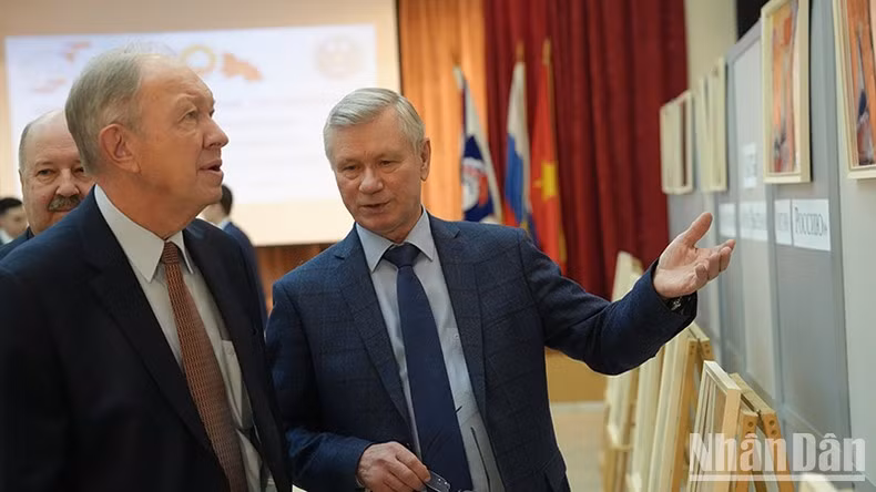 Председатель Общества российско-вьетнамской дружбы Владимир Буянов показывает бывшему Послу России во Вьетнаме Андрею Татаринову картины о Вьетнаме. Фото: Суан Хынг Председатель Общества российско-вьетнамской дружбы Владимир Буянов показывает бывшему Послу России во Вьетнаме Андрею Татаринову картины о Вьетнаме. Фото: Суан Хынг