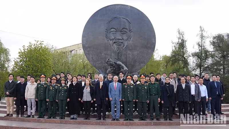 Ветераны и представители молодого поколения Вьетнама фотографируются возле памятника Хо Ши Мину. Фото: Суан Хынг Ветераны и представители молодого поколения Вьетнама фотографируются возле памятника Хо Ши Мину. Фото: Суан Хынг