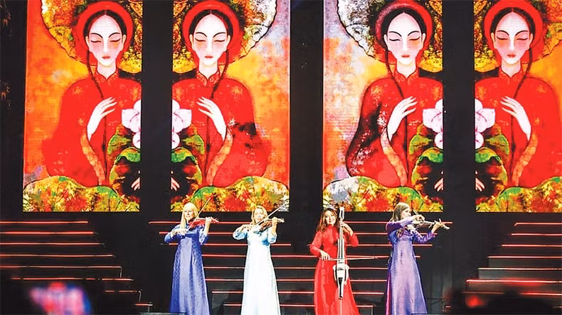Квартет Бонд выступает на концерте «Bond Live in Vietnam» в Ханое. Фото: Тхань Дат Квартет Бонд выступает на концерте «Bond Live in Vietnam» в Ханое. Фото: Тхань Дат