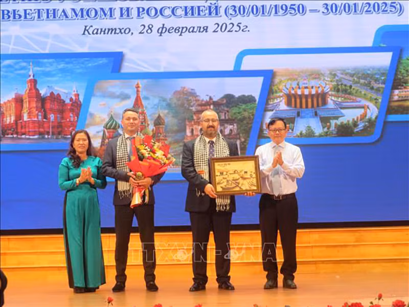 Руководители города Кантхо вручают подарки делегации Генерального консульства России в г. Хошимине. Фото: ВИА