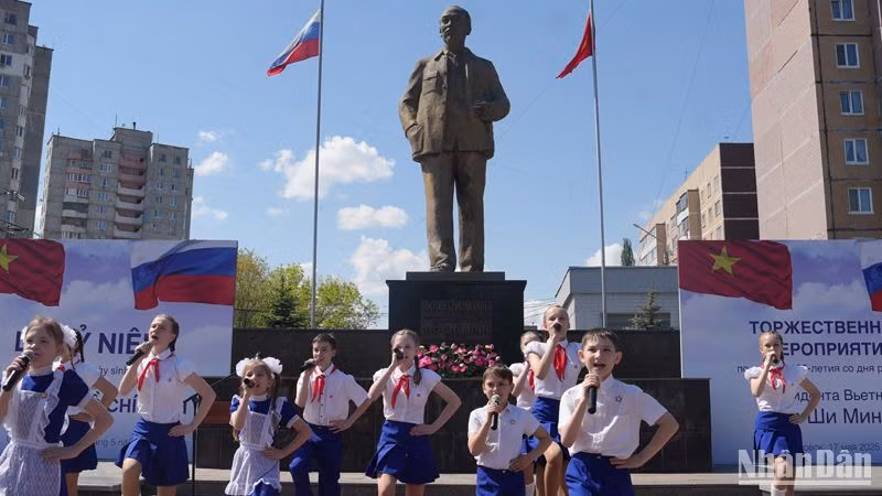 Выступление школьников в Ульяновске на торжестве. Фото: Суан Хынг