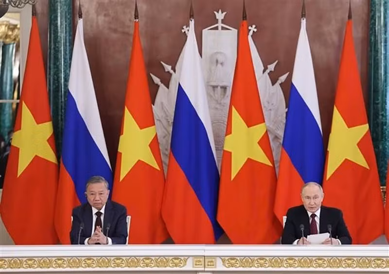 Генеральный секретарь ЦК КПВ То Лам и Президент РФ Владимир Путин на пресс-конференции. Фото: ВИA Генеральный секретарь ЦК КПВ То Лам и Президент РФ Владимир Путин на пресс-конференции. Фото: ВИA