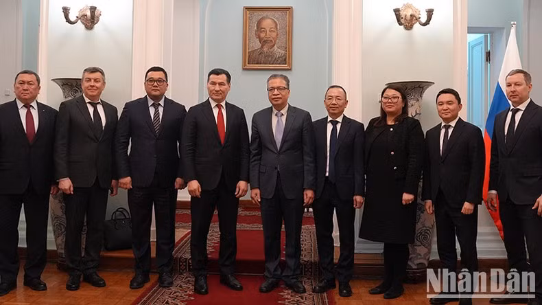 Делегация Республики Калмыкия фотографируется с Послом Данг Минь Кхоем. Фото: Суан Хынг Делегация Республики Калмыкия фотографируется с Послом Данг Минь Кхоем. Фото: Суан Хынг
