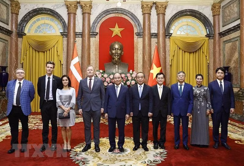 Президент Нгуен Суан Фук фотографируется с Послом Дании и делегатами. Фото: VNA Президент Нгуен Суан Фук фотографируется с Послом Дании и делегатами. Фото: VNA