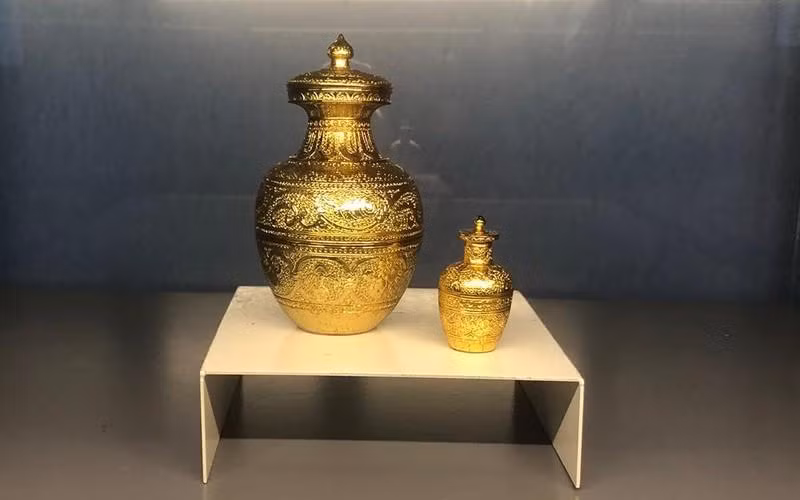 Урна из позолоченной бронзы.