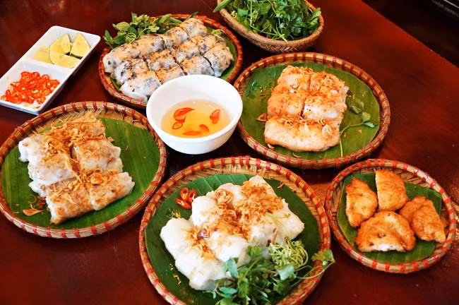 Паровые блинчики «банькуон» с кальмаровыми котлетами. Фото: danviet.vn