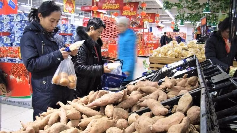 Вьетнамская сладкая картошка в китайском супермаркете. Фото: Хыу Хынг 