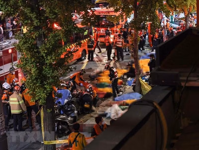 Южнокорейские власти в Итхэвоне. Фото: VNA
