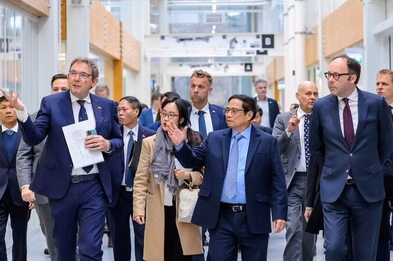 Премьер-министр Фам Минь Тьинь посещает Центр высоких технологий Brainport. Фото: Нят Бак Премьер-министр Фам Минь Тьинь посещает Центр высоких технологий Brainport. Фото: Нят Бак