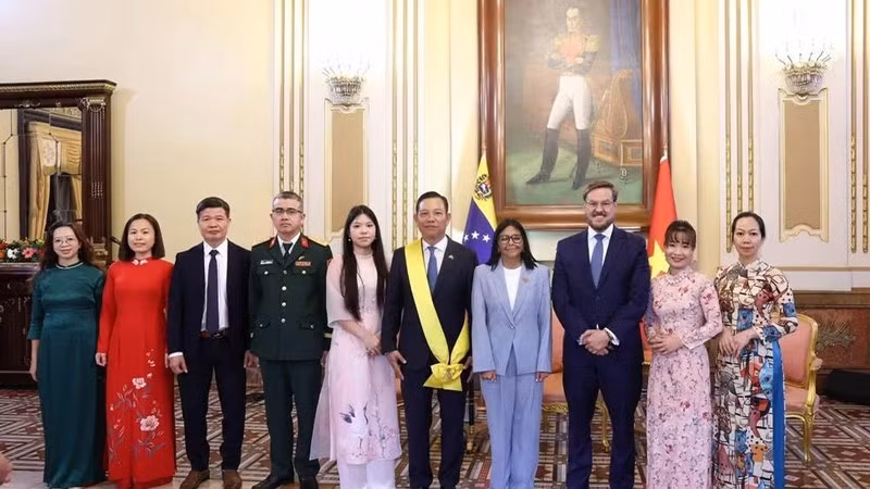 Исполняющая обязанности президента Венесуэлы Дельси Родригес фотографируется на память с Послом Ву Чунг Ми и сотрудниками Посольства. Фото: Посольство Вьетнама в Венесуэле