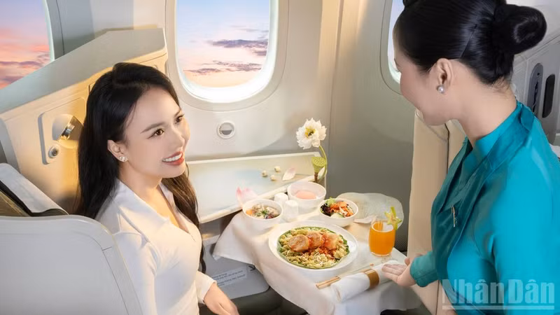 Vietnam Airlines стала первой азиатской авиакомпанией, удостоенной звания «Лучшая авиакомпания мира по качеству бортового питания 2026 года». (Фото: Чунг Фонг)